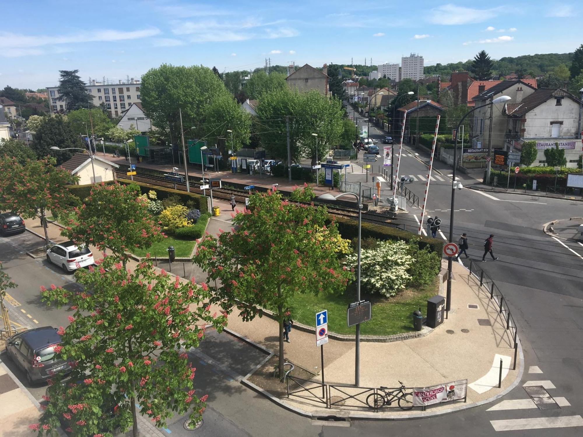 Proche De Paris